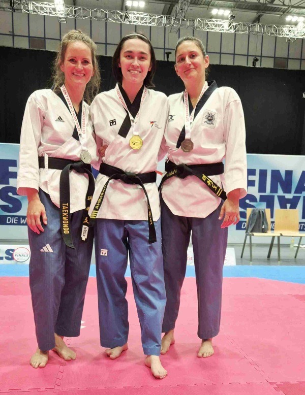 Bild: ÖM 2025 Taekwondo Poomsae, U40, Carmina Presinszky, Anna Thoma, Medaillen