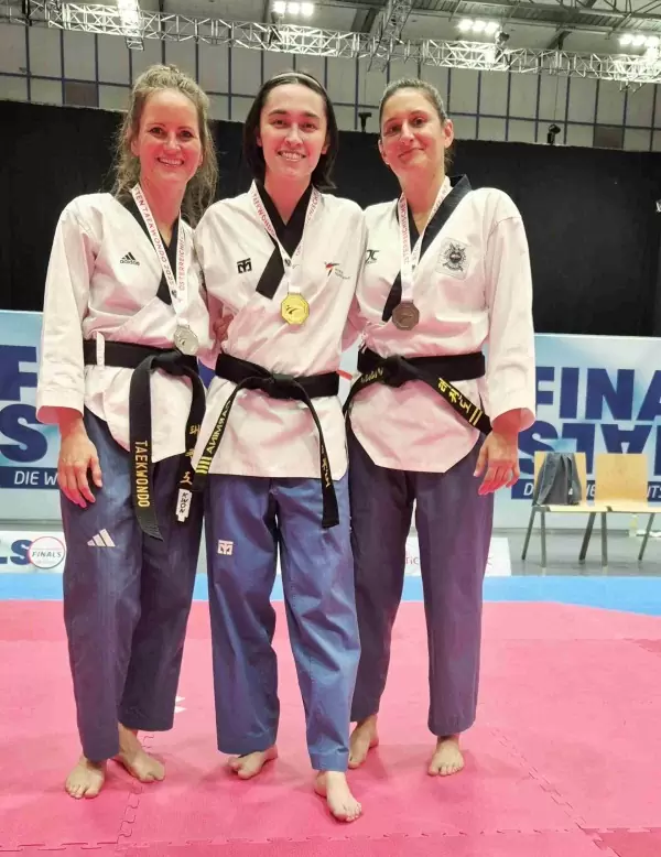 Bild: ÖM 2025 Taekwondo Poomsae, U40, Carmina Presinszky, Anna Thoma, Medaillen