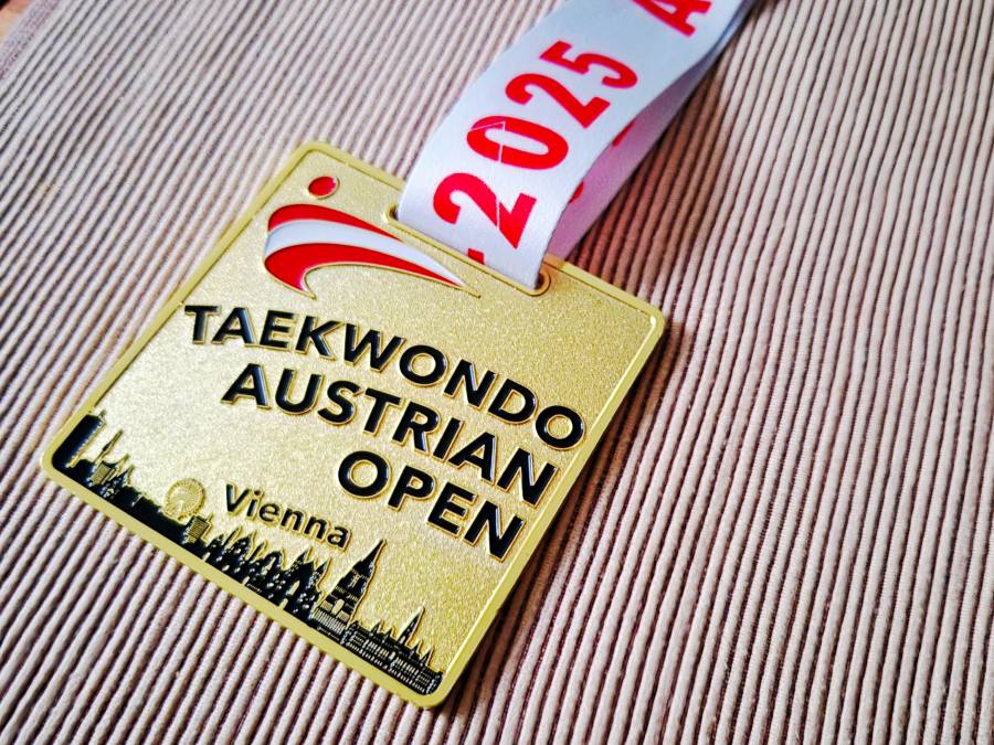 Sensationserfolg bei den Austrian Open Poomsae 2025 (G1): Die Sportlerin Carmina Presinszky von DOJANG Wien Taekwondo hat am 28. Juni ihre Kategorie Recognized Poomsae Individual U40 weiblich gewonnen. Nach vier spannenden Matches in drückender Hitze gibt es zur Belohnung die historisch erste Goldmedaille in einer World Taekwondo G-Class (Recognized Poomsae Individual U30 bzw. U40 männlich/weiblich).